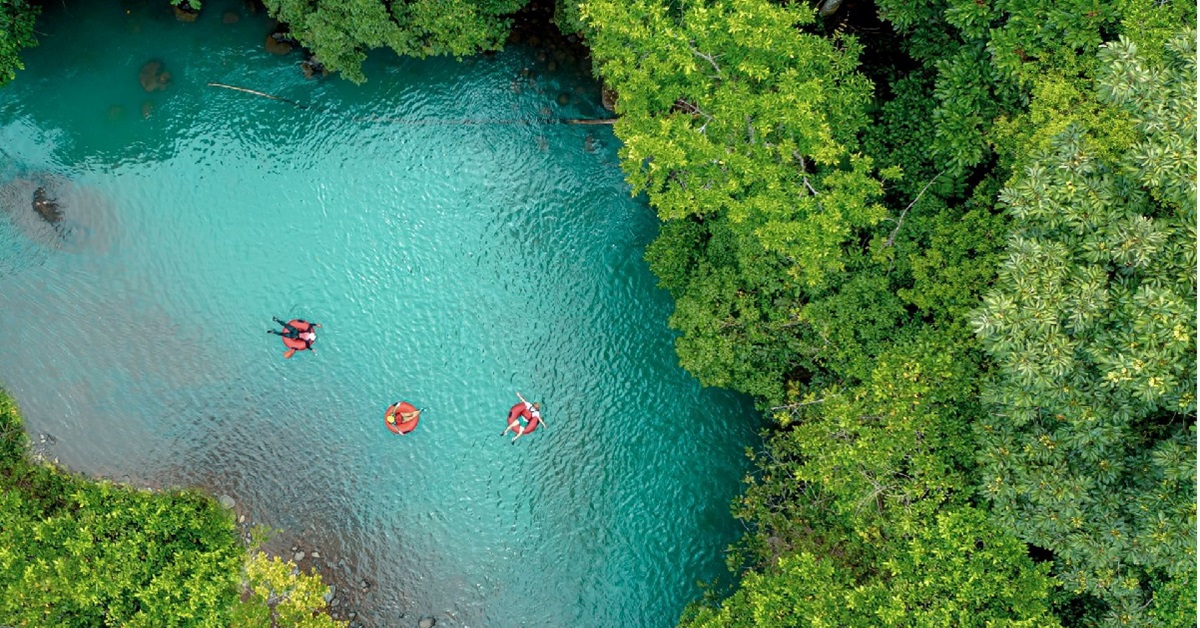 Bijagua: immergersi nel fiume blu, dipinto di blu